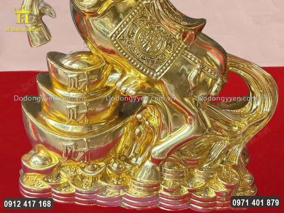 Tr&ecirc;n c&aacute;c thỏi v&agrave;ng đều được chạm khắc nổi chữ tiền t&agrave;i theo tiếng H&aacute;n